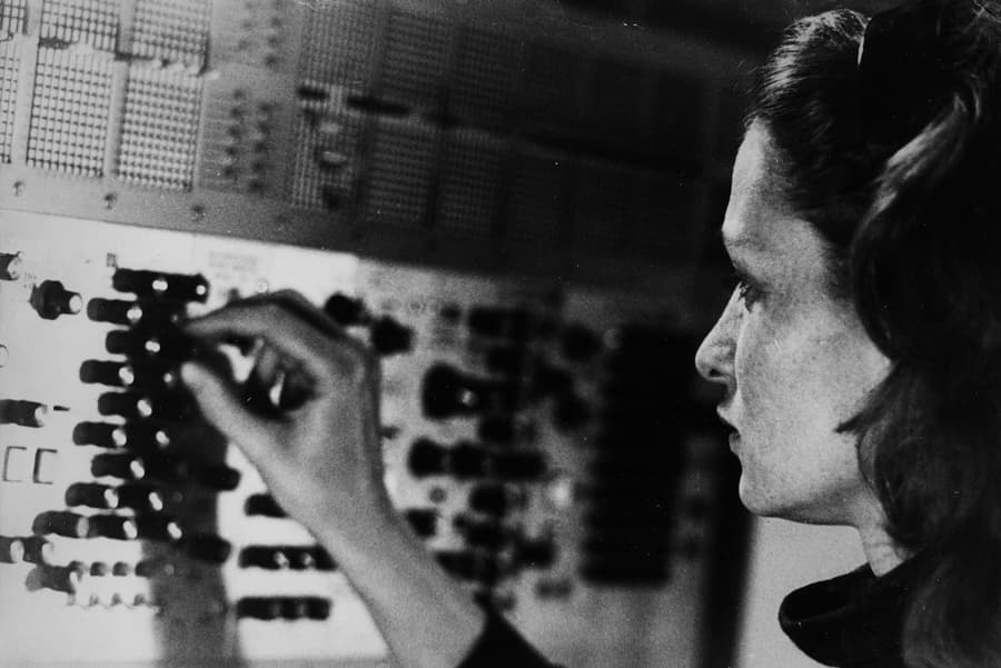 https://blog-dev.landr.com/wp-content/uploads/2016/08/eliane-radigue_900x601.jpg